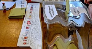 Demokrasi Tamam ise Demokratur’u Konuşalım Artık